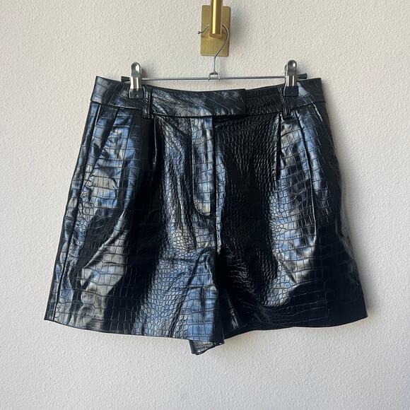 Express Black Faux Leather Croc Embossed Shorts Size 4 - Picture 2 of 5